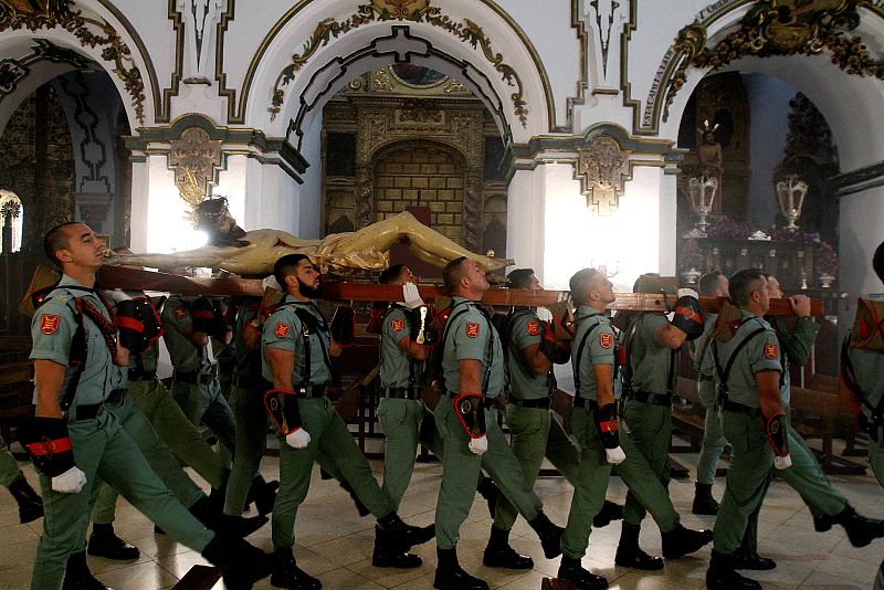 Miembros del Tercio Gran Capitán 1º de la Legión, portan a hombros en Vía Crucis al Cristo de la Caridad, de la iglesia de San Francisco en Córdoba