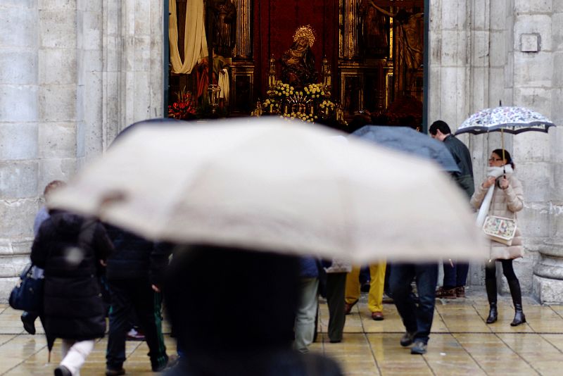 La lluvia ha obligado a suspender la Procesión General del Viernes Santo en Valladolid, que marca el momento más importante de la Semana Santa de la ciudad ya que procesionan todas las cofradías, una veintena, con 33 pasos, la mayoría joyas de la ima