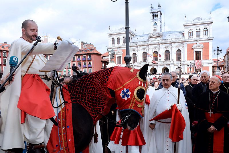 El pregonero de la Cofradía de las Siete Palabras anuncia en la Plaza Mayor de Valladolid, en presencia del cardenal Ricardo Blázquez, arzobispo de Valladolid y presidente de la Conferencia Episcopal, la lectura del Sermón de las Siete Palabras a car