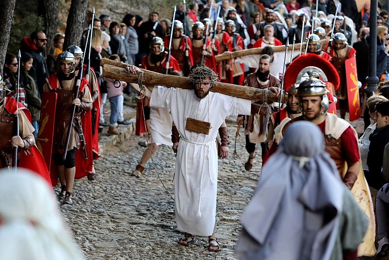 Representación teatral por parte de los vecinos de Alcorisa del drama de la Pasion y muerte de Jesucristo