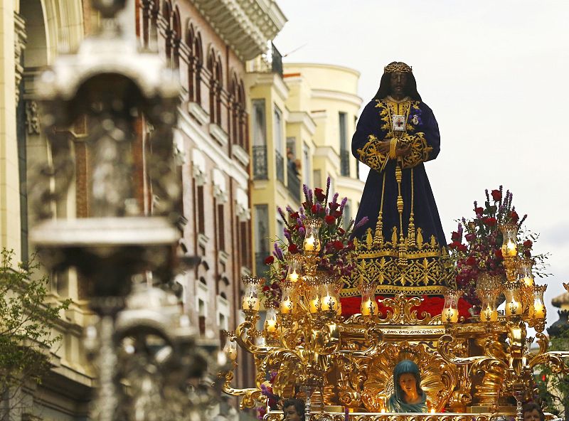 Jesús de Medinaceli sale de su basílica para procesionar por las calles de Madrid en la noche de Viernes Santo