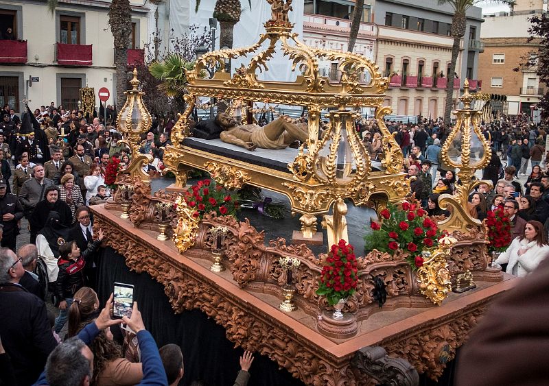 La imagen del 'Santo Entierro de Cristo' durante su procesión por las calles de Huelva.