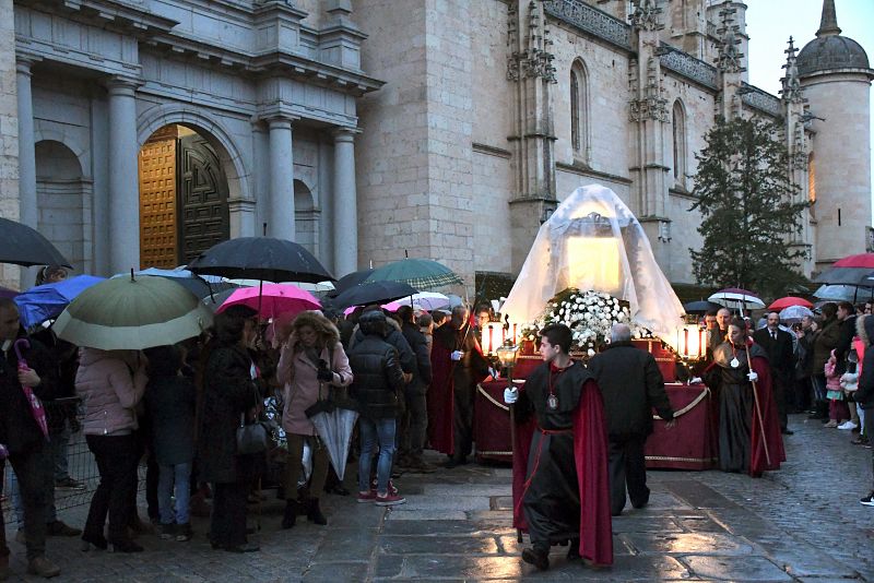 La cofradía del Cristo de los Gascones, del siglo XII, uno de los más antiguos que salen en procesión en España, abandona la Catedral de Segovia acompañando a su imagen envuelta en un plástico, tras la suspensión de la procesión de Viernes Santo