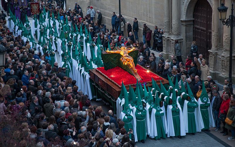 La procesión del Viernes Santo, organizada por La Hermandad de Cofradías de la Pasión, llena de solemnidad las calles del Casco Antiguo de Logroño