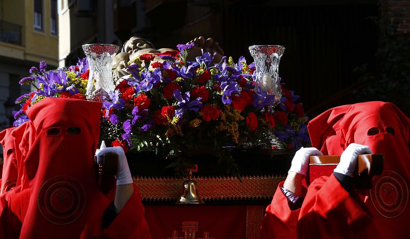 Salida del paso del Santísimo Cristo Yacente, en la plaza de la Villa, que recorre las calles del Madrid de los Austrias en la tarde del Sábado Santo