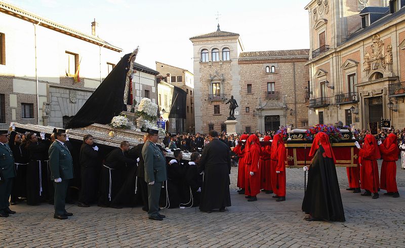 Salida del paso del Santísimo Cristo Yacente, en la plaza de la Villa, que se une a la procesión de la Soledad