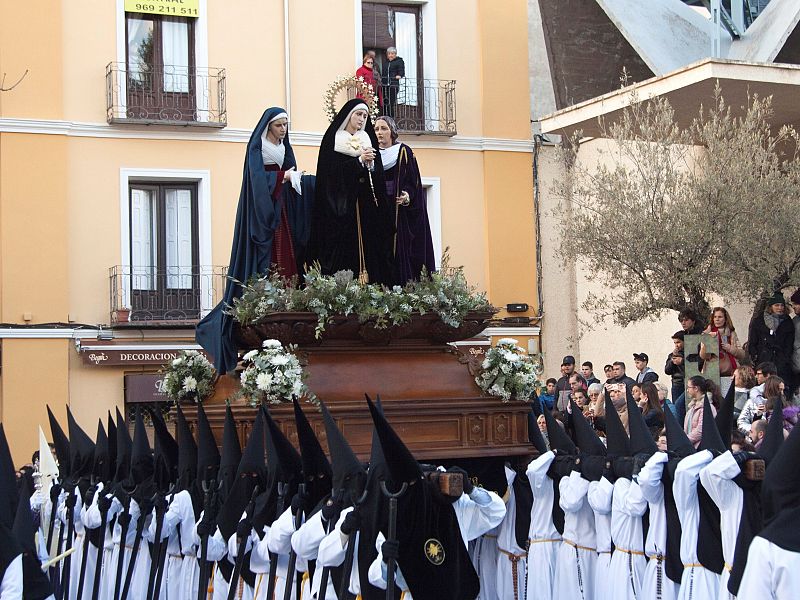 El paso de las Santas Marías a la salida de la Iglesia de San Esteban durante la procesión del Duelo que recorre las calles de Cuenca