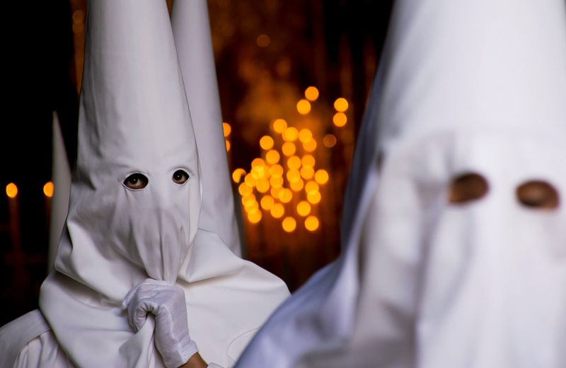 Nazarenos de la Hermandad de la Resurrección de Sevilla, a su salida del Templo para procesionar por las calles de la ciudad