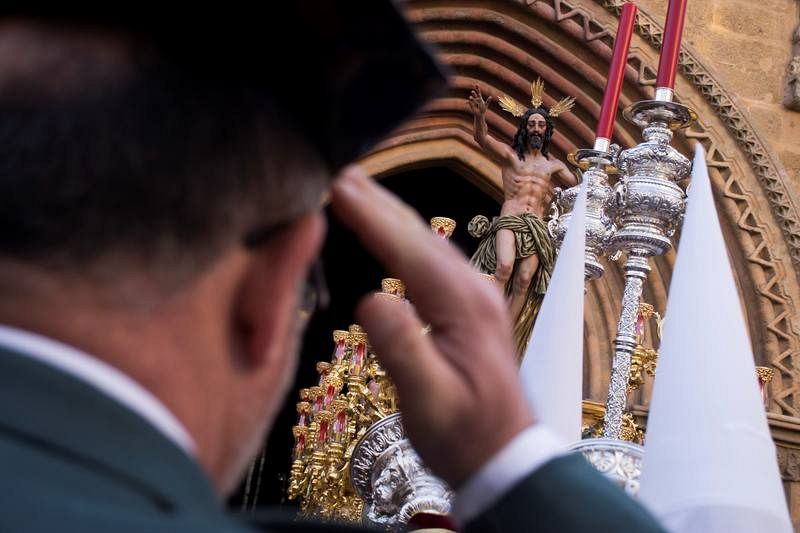 El Cristo resucitado de la Hermandad de la Resurrección de Sevilla, a su salida del Templo para procesionar por las calles de la ciudad