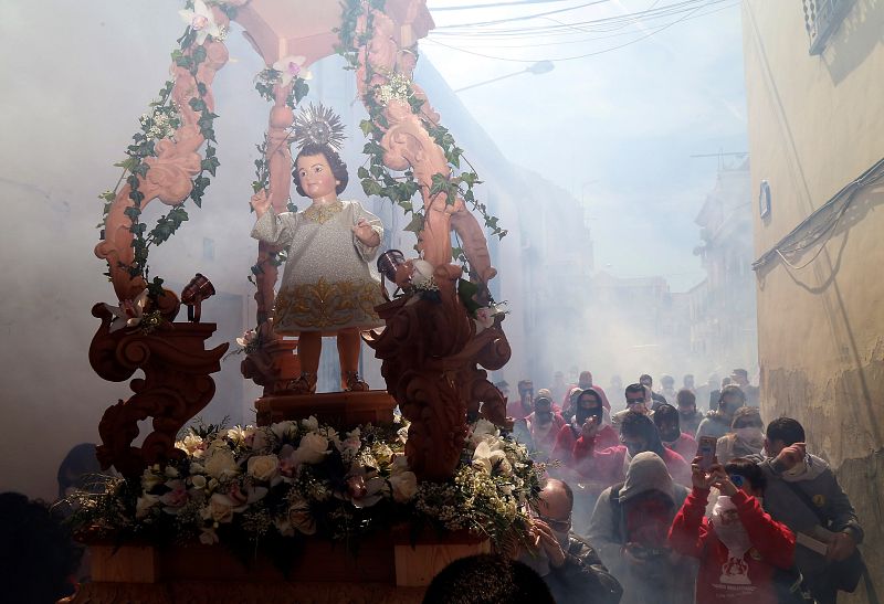 El municipio de Cúllar Vega, en el área metropolitana de Granada, tira más de 100.000 petardos para acompañar al paso del Niño Resucitado