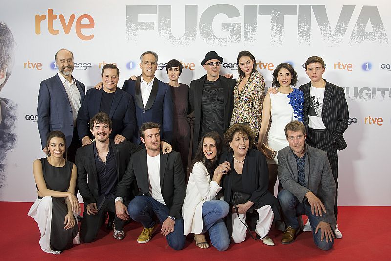 El reparto principal de 'Fugitiva' se junta para posar en el photocall