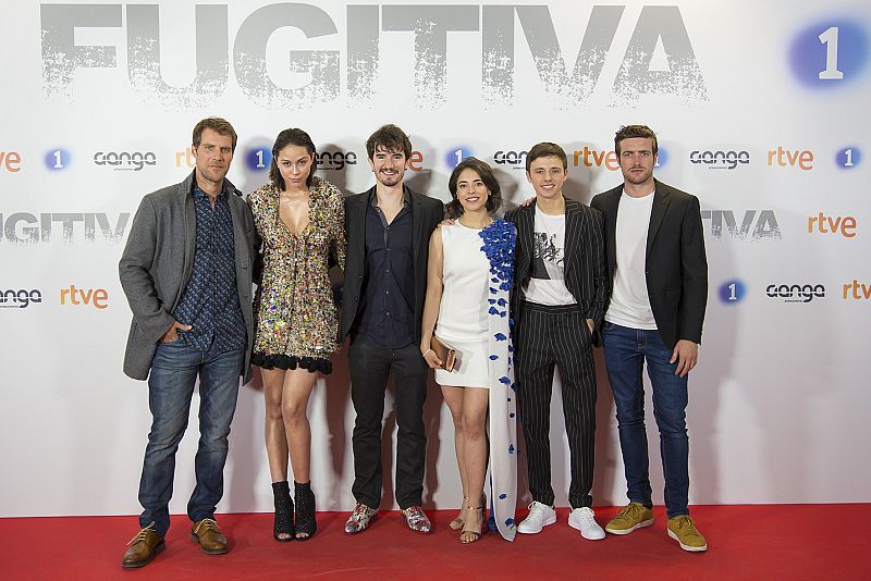 De izquierda a derecha José Manuel Poga, Luisa Rubino, Lander Otaola, Arantza Ruiz, Iván Pellicer y Raúl Mérida posan en el photocall de 'Fugitiva'