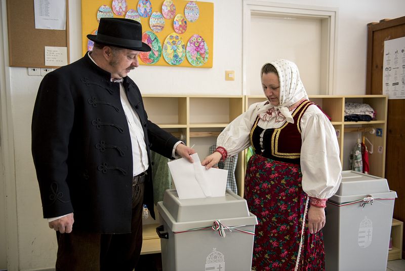 Janos Varga y su mujer, Monika Vargane David, acuden a votar con el traje tradicional de los Szekler en Kakasd, 160 kilómetros al sur de Budapest