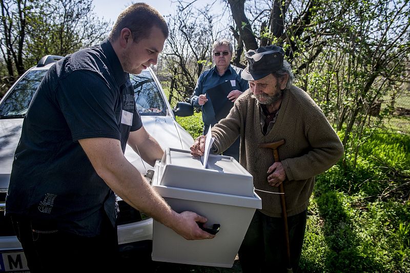 Istvan Bus deposita su voto en una urna portable en Orgovány, 115 kilómetros al sureste de Budapest