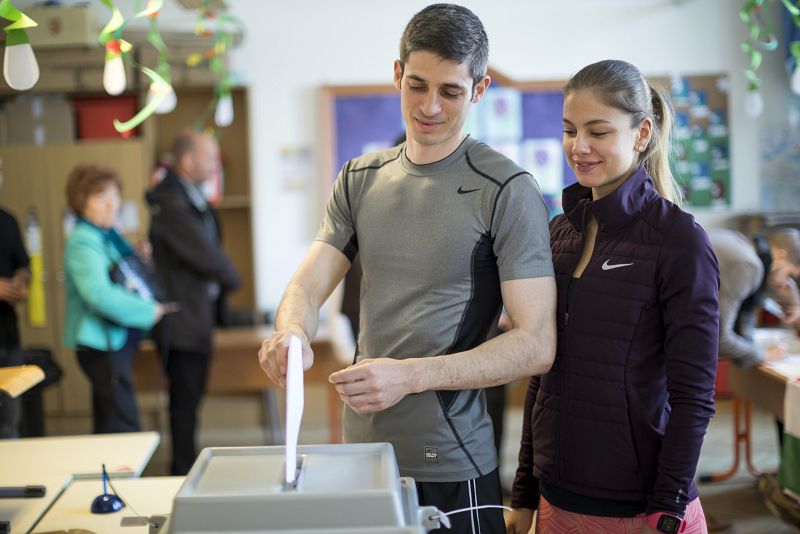 El corredor Pal Forstreuter vota en Budapest acompañado de su novia, Zsofi Szabo