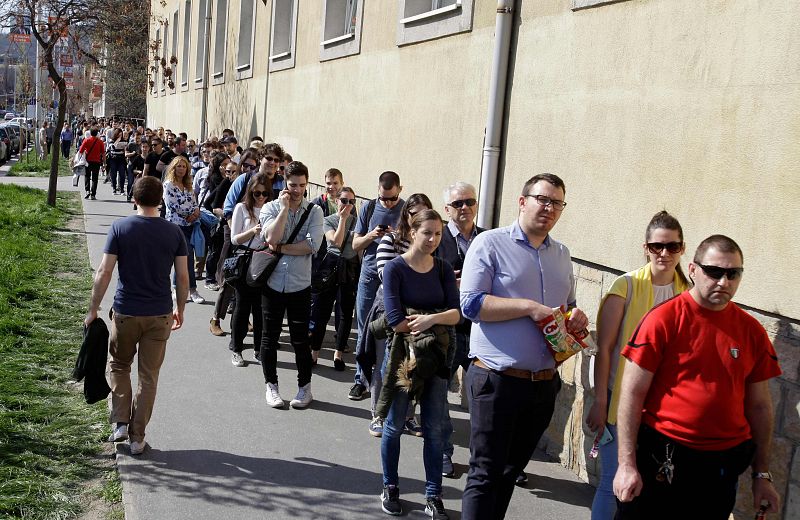 Votantes hacen fila para depositar su voto en un colegio electoral en Budapest