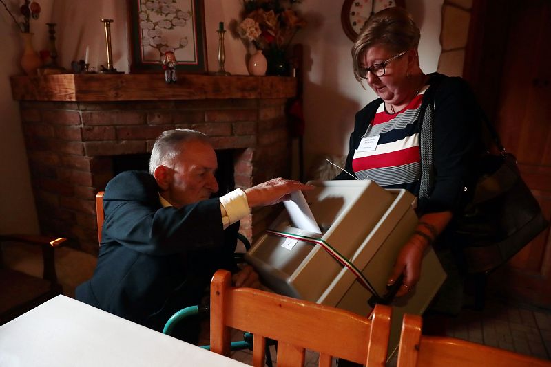 Un pensionista deposita su voto en Jászfényszaru, unos 70 kilómetros al este de Budapest