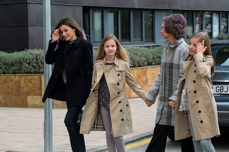 La reina Letizia acompañada por la reina Sofía, la princesa Leonor y la infanta Sofía