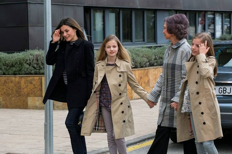 La reina Letizia acompañada por la reina Sofía, la princesa Leonor y la infanta Sofía