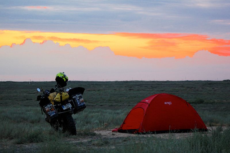 Kazajistán. "La Gorda" y la tienda de campaña, frente a la gran estepa y el caer de la noche