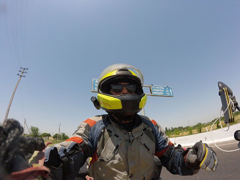 Uzbekistán. Miquel Silvestre, sobre "La Gorda", recorriendo una carretera uzbeka rumbo aKhiva.