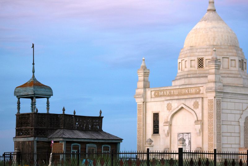 Kazajistán. Mausoleo ubicado en un cementerio kazajo, en medio de la estepa