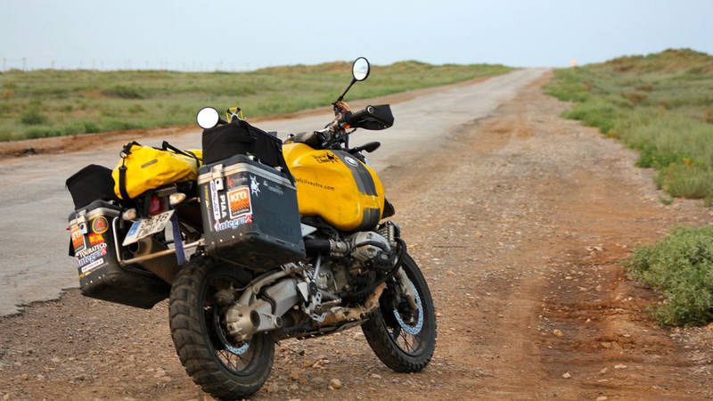 Kazajistán. "La Gorda" detenida frente a la diezmada carretera kazaja 