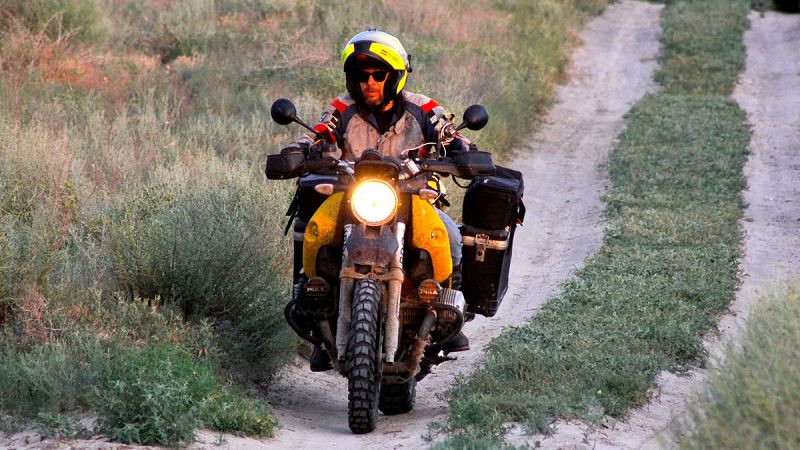 Kazajistán. Miquel Silvestre recorriendo la estepa kazaja sobre "La Gorda"