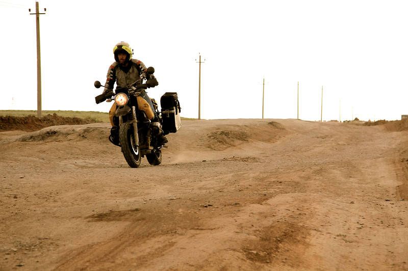  Kazajistán. Miquel recorriendo los profundos baches de la carretera