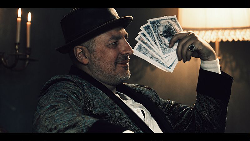 Roberto Álamo en el papel de Baena