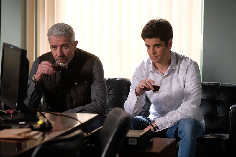 Julio decide colaborar con su padre