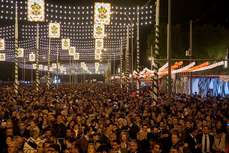 Miles de personas han asistido a la inauguración de la Feria de Abril