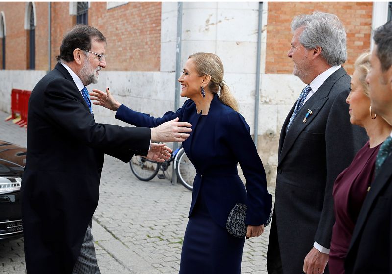 Rajoy saluda a Cifuentes en el acto de entrega del Premio Cervantes 2017