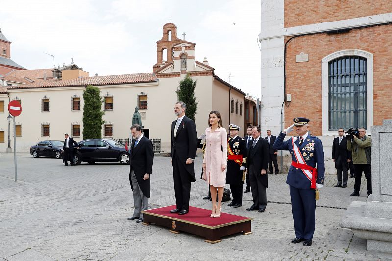Los reyes durante el himno de España a su llegada al acto de entrega del Premio Cervantes 2017