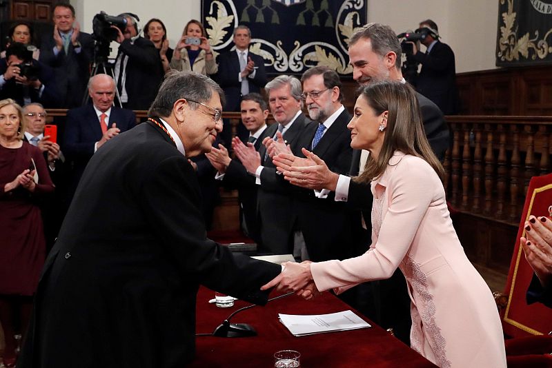 El escritor nicaragüense Sergio Ramírez saluda a la reina Letizia