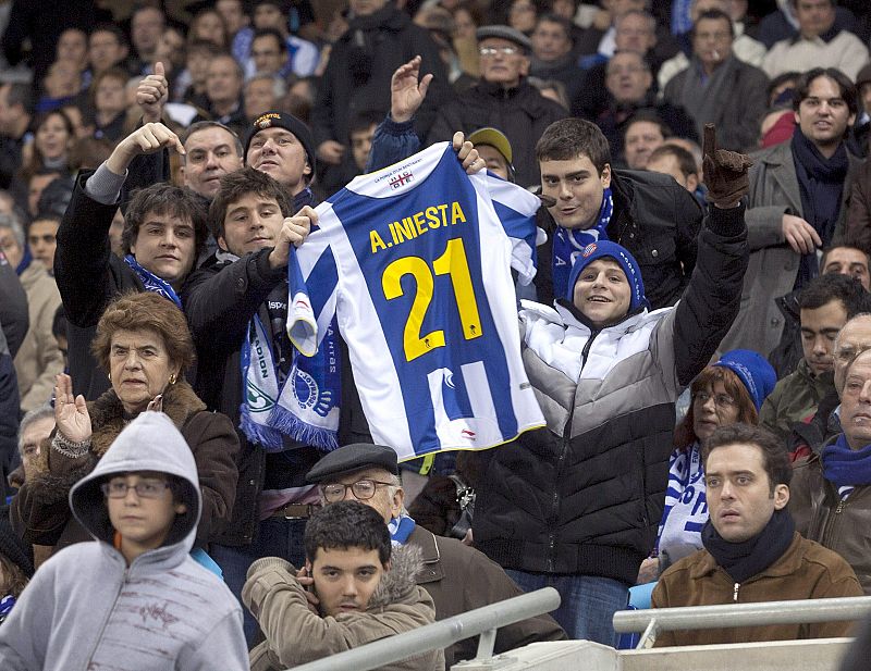 Los aficionados del RCD Espanyol recordarán siempre a Iniesta por su detalle con Dani Jarque.