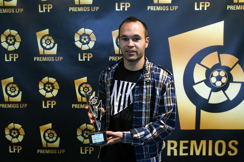 Iniesta posa con el premio de la Liga de Fútbol Profesional (LFP) al mejor centrocampista de ataque de la temporada 2011-2012.