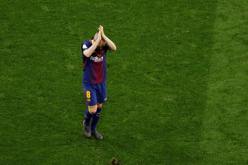 Iniesta abandona el Wanda Metropolitano ovacionado.