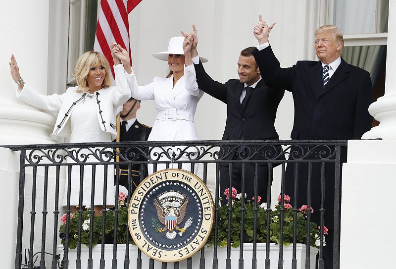 Los Trump saludan con los Macron en la Casa Blanca
