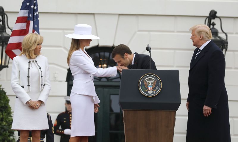 Macron besa la mano de Melania Trump