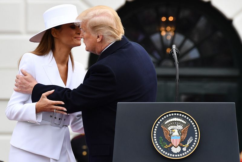 Trump besa a Melania durante la ceremonia de bienvenida a Macron