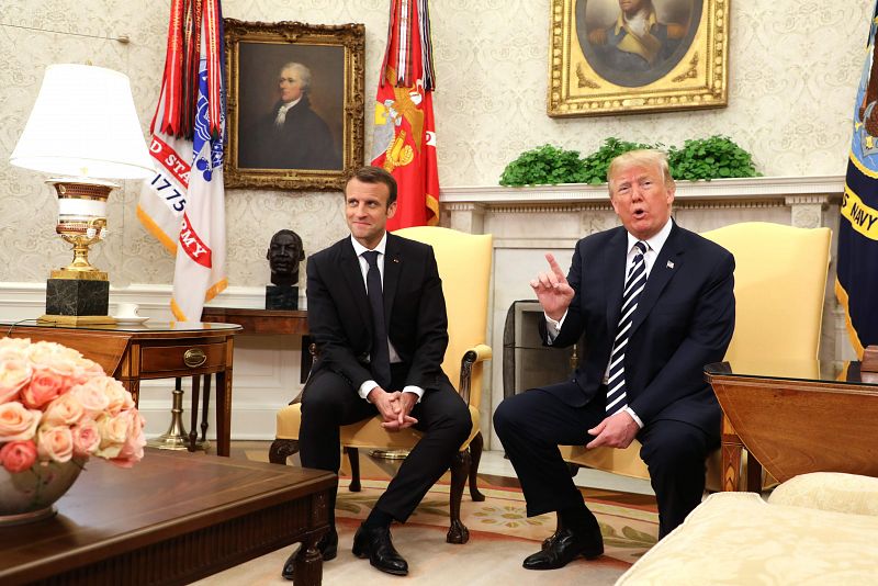 Trump y Macron posan antes de su reunión en el Despacho Oval