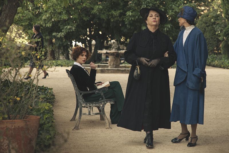 Doña Manuela comenta la vestimenta de Teresa