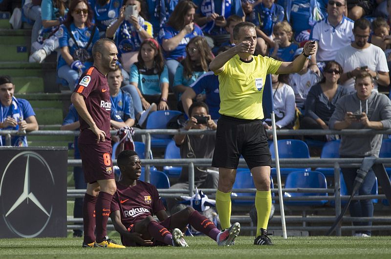 El primer gran imprevisto de la campaña se vivió en Getafe cuando el delantero francés del Barcelona Ousmane Dembélé (c) se lesionó.