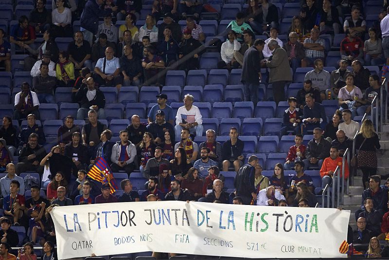 Durante el derbi en el Camp Nou frente al Espanyol, los aficionados culés mostraron su enfado.