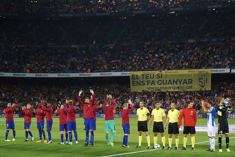 Los jugadores del RCD Espanyol y del FC Barcelona antes del partido de la tercera jornada de Liga en Primera División que se juega esta noche en el Camp Nou, en Barcelona.