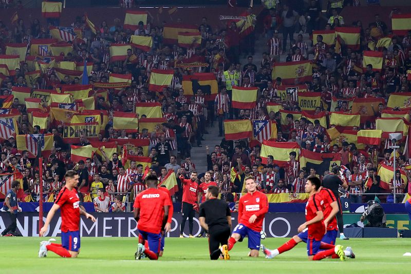 En su primera visita al Wanda Metropolitano la afición colchonera recibió al Barça con un estadio lleno de banderas de España.