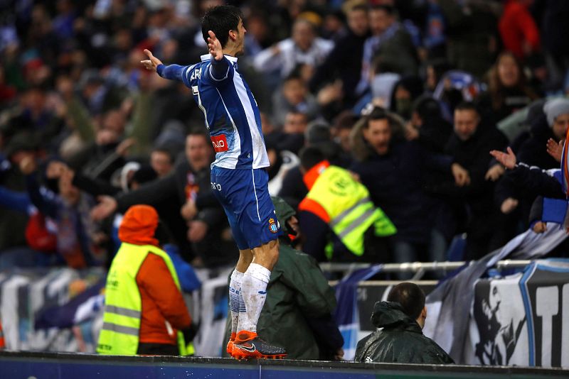 El delantero del Espanyol Gerard Moreno celebra su gol ante el FC Barcelona durante el partido de la vigésimo segunda jornada de Liga que disputan en el RCDE Stadium.