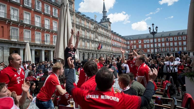 Hinchas del Bayern de Múnich disfrutan en la madrileña Plaza Mayor.