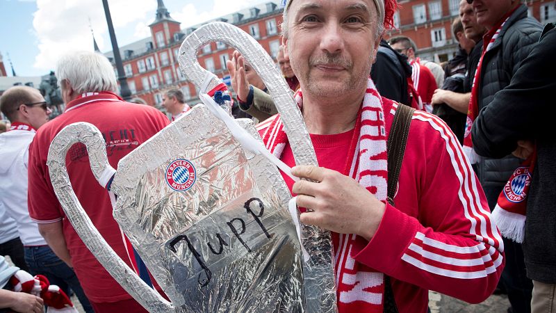 Una aficionado del conjunto alemán muestra una réplica de la Copa de Europa en las calles de Madrid.